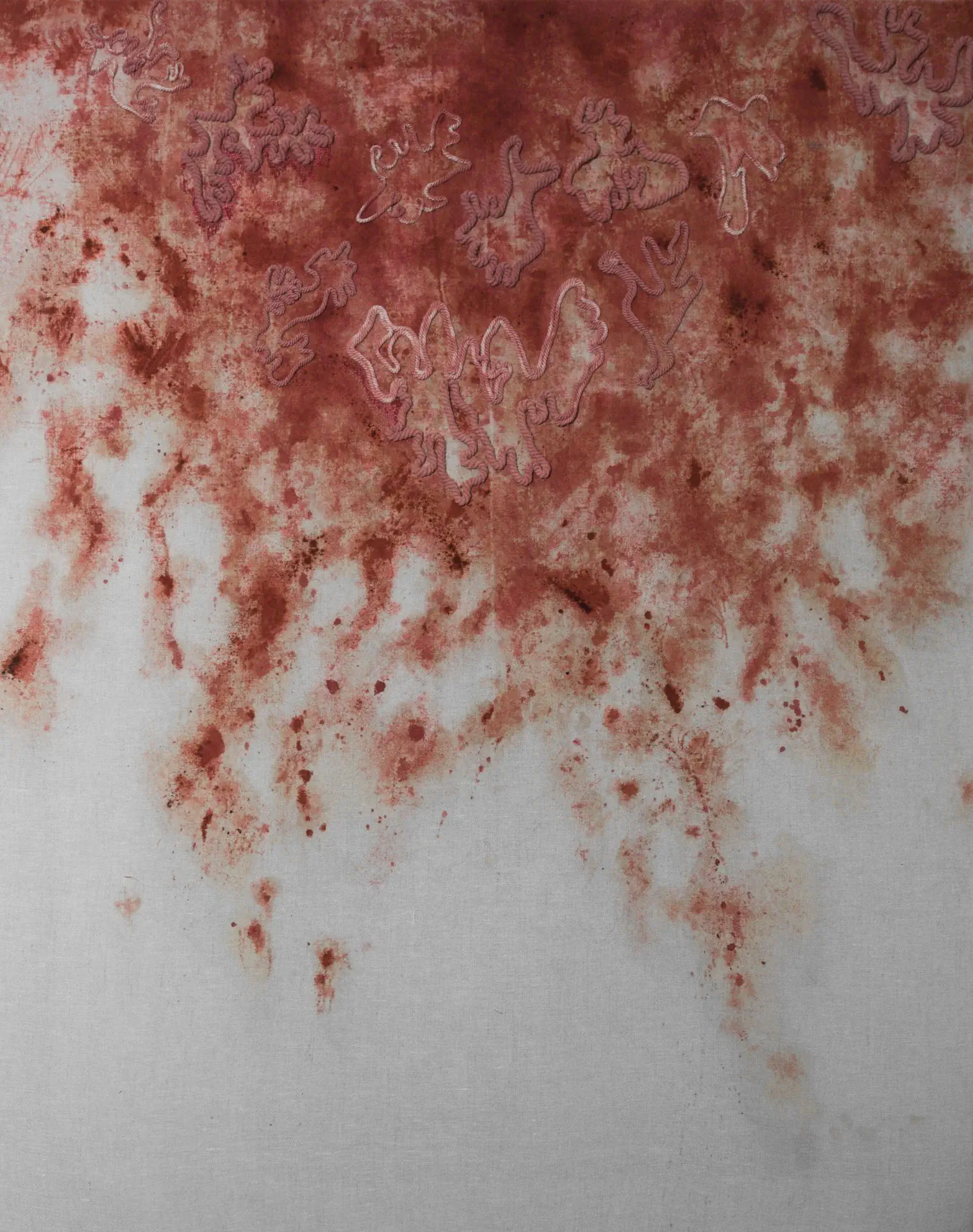 Imperceptible Flight is an 80x100cm painting made of linen, red madder, cotton ropes, and threads. The work depicts the top of a tree with stylized birds in cross-stitch or cotton ropes. The predominant color of the work is red, obtained from madder root.